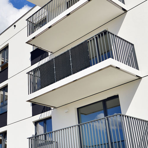 Balkonkraftwerk an Balkonen am weißen Hochhaus