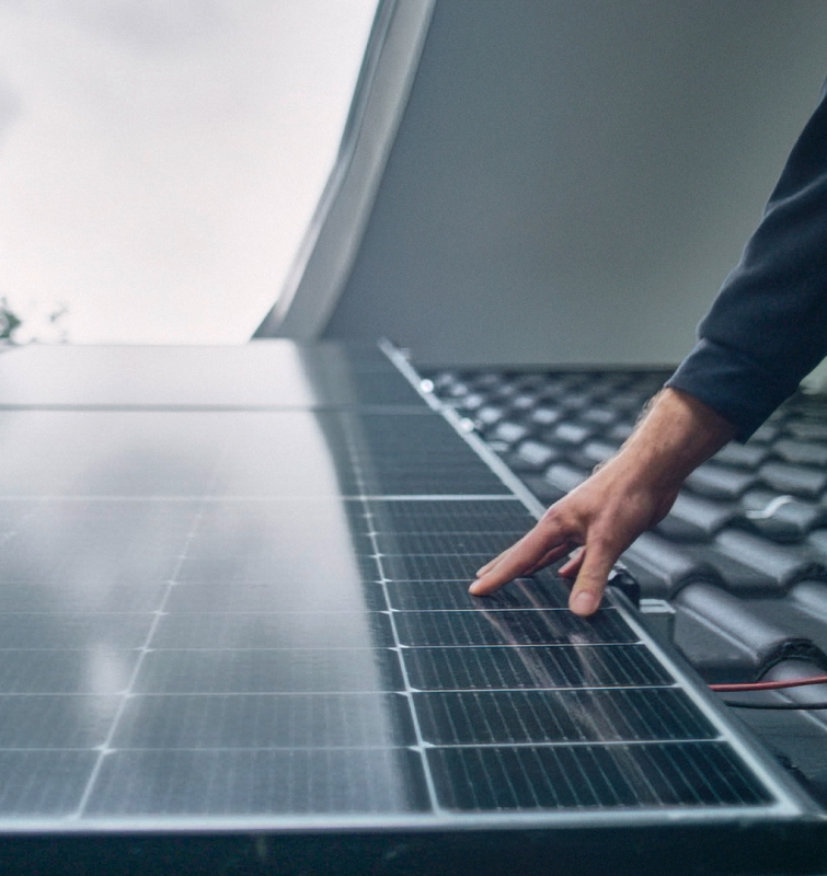 Eine Hand zeigt auf ein Panel