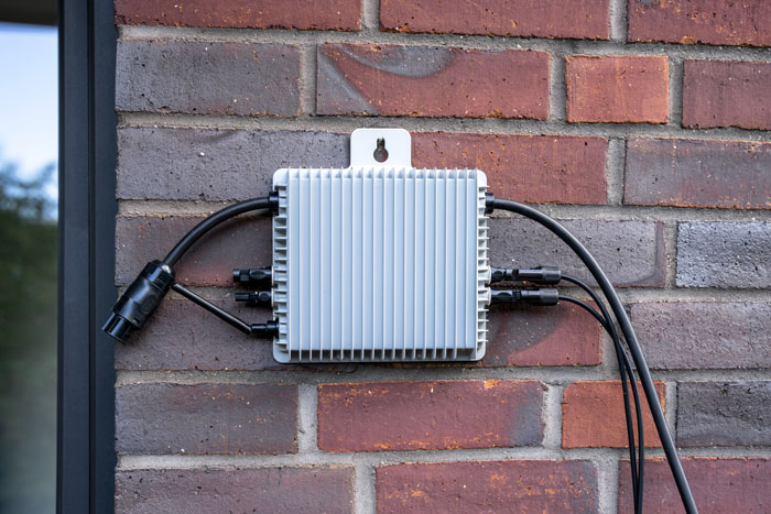 Wechselrichter an Hauswand