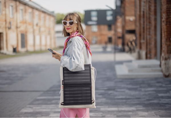 Solar-Powertasche angebracht an einer Handtasche