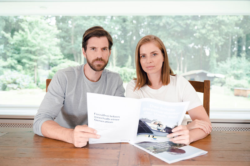 Mann und Frau schauen in Broschüre