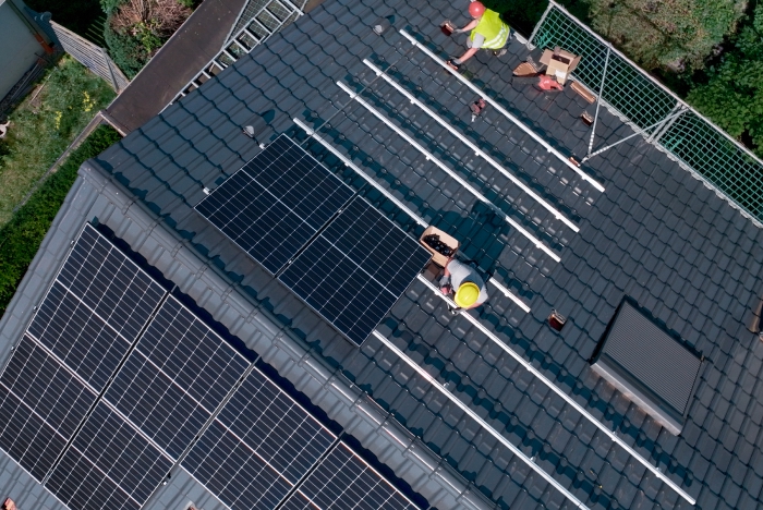 Solarmodule werden auf einem Dach anbgebracht