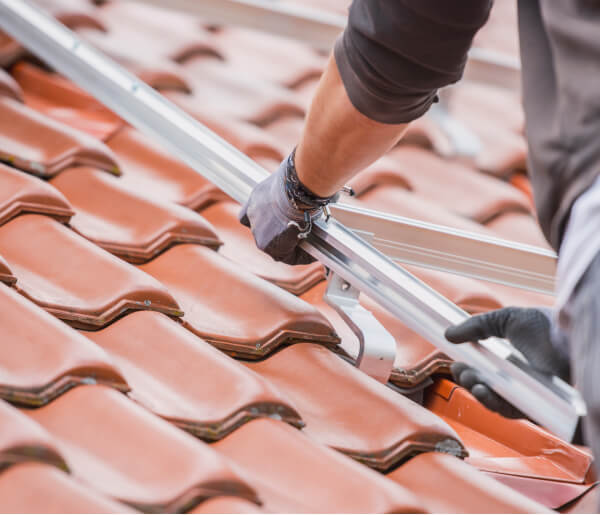 Montage von Halterungen für PV-Anlage auf einem Dach