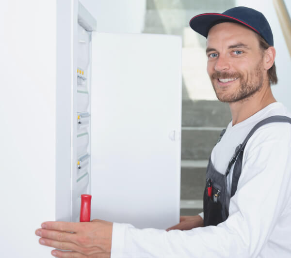 Elektriker am Stromkasten
