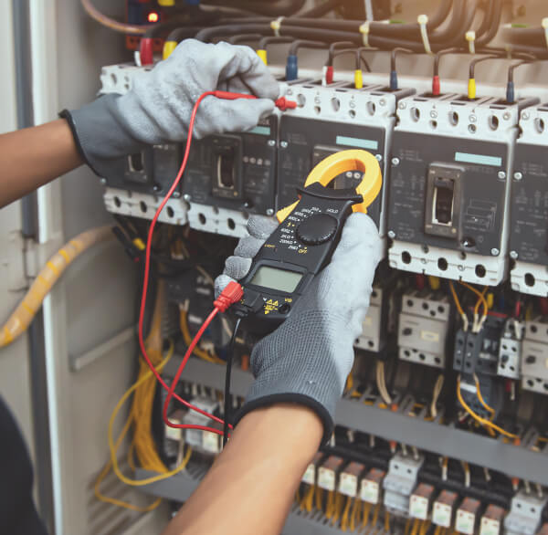 Elektriker am Stromkasten