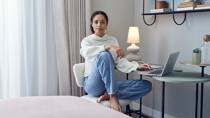 Frau sitzt am Laptop