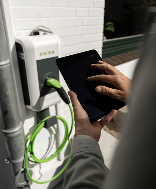 Hand hält Tablet neben Keba