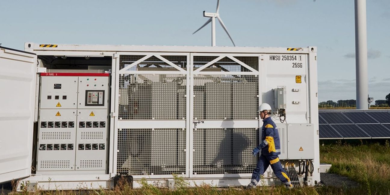 Dieses Bild zeigt Arbeiter an einer Windkraftanlage und verdeutlicht das Thema Netzentgelte 2025