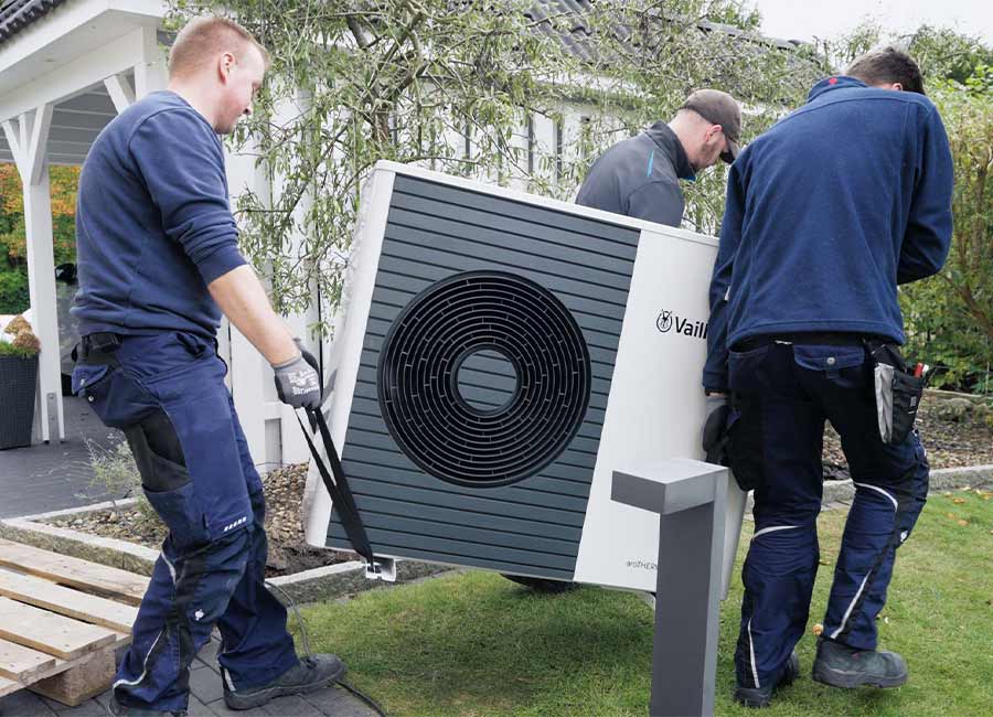 Handwerker installieren eine Wärmepumpe