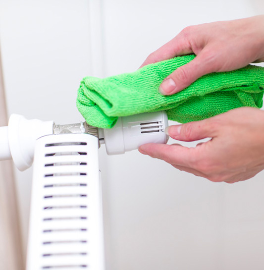 Hände reinigen Heizkörper