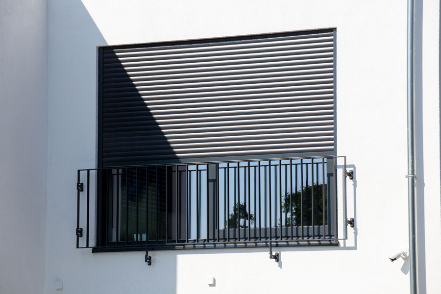Schwarze Jalousie von außen
