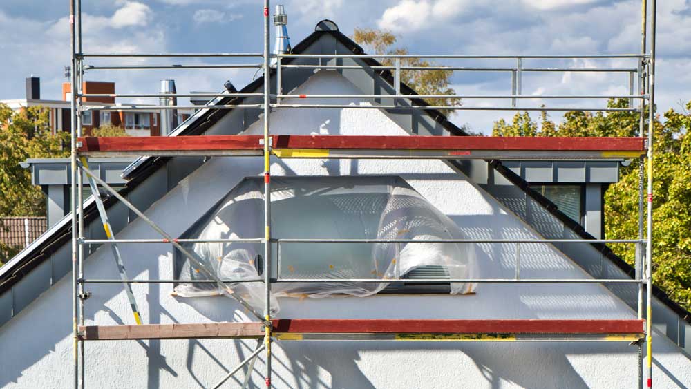 Haus mit Baugerüst und Dämmung