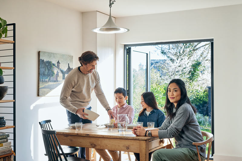 Familie am Frühstückstisch
