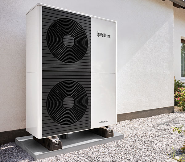 Vaillant Wärmepumpe vor Haus