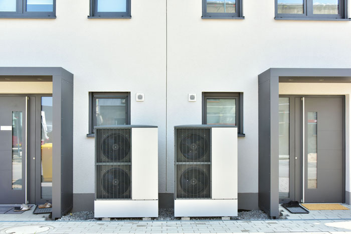 Wärmepumpen vor einem Reihenhaus