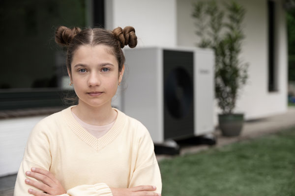 Mädchen steht im Garten