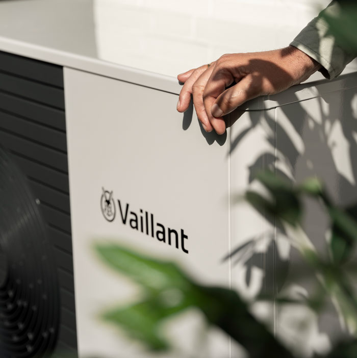 Hand auf Wärmepumpe