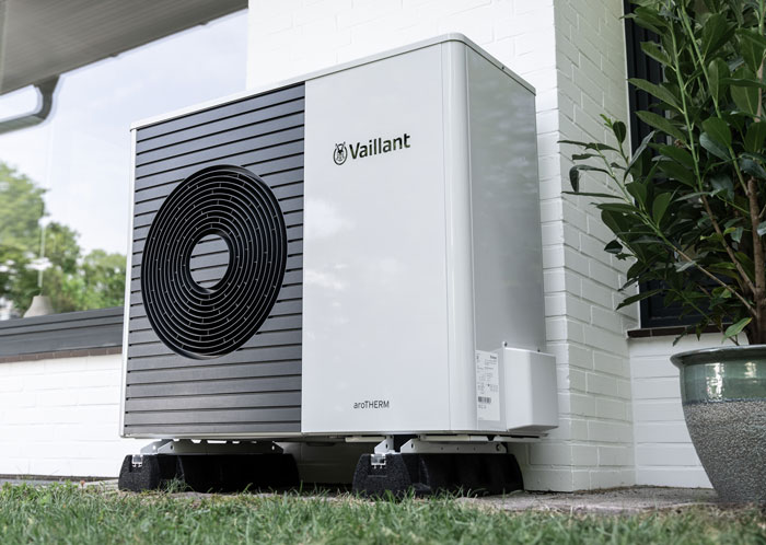 Vaillant Wärmepumpe an Hauswand