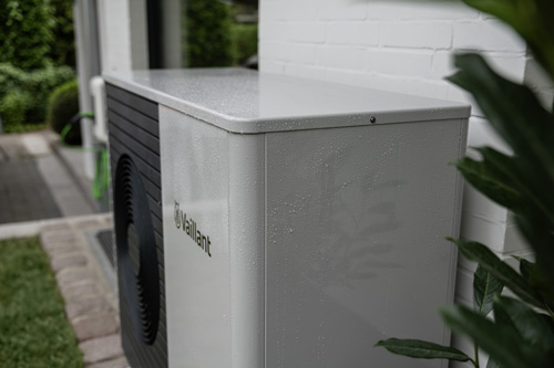 Wärmepumpe im Garten