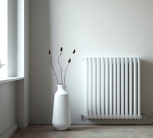 Vase neben Heizkörper