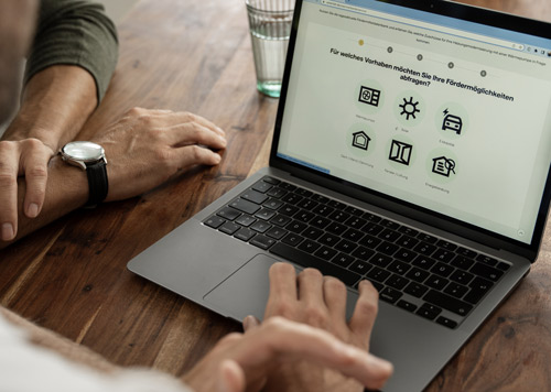 Aufgeklappter Laptop