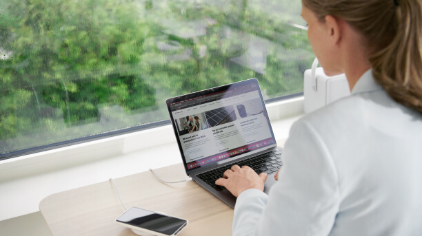 Frau sitzt am Laptop