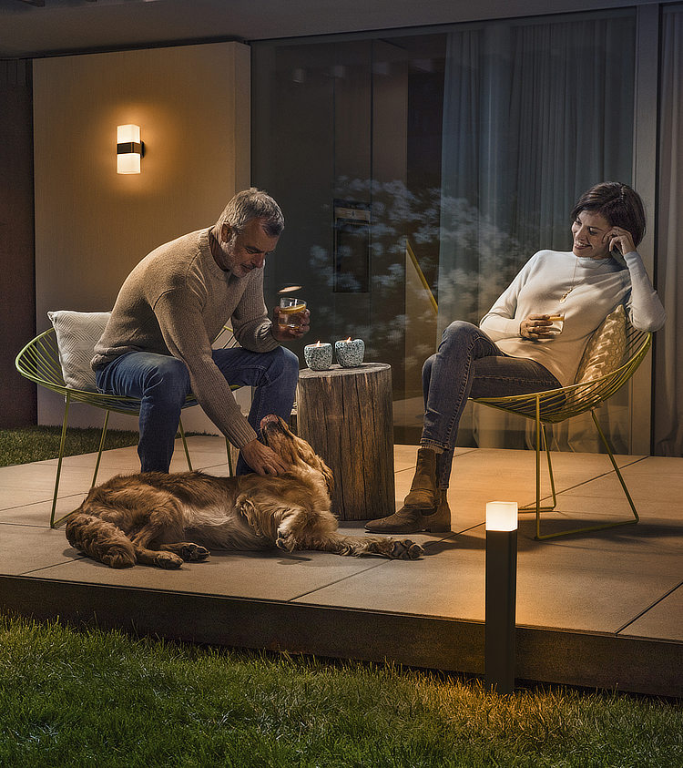 Frau und Mann auf Terrasse