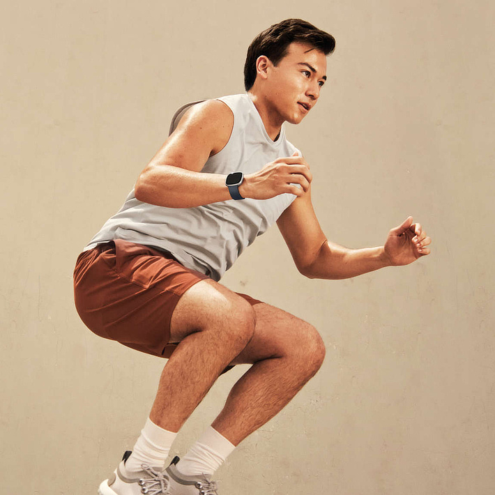 Springender Mann trägt Smart Watch am Handgelenk