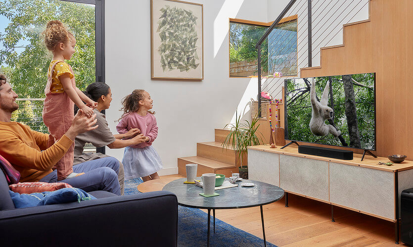 Familie schaut TV im Wohnzimmer