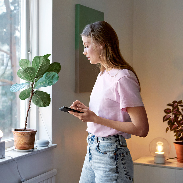 Frau bedient Smartphone