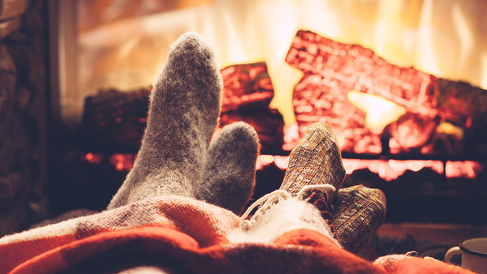 2 Fußpaare vor Kamin