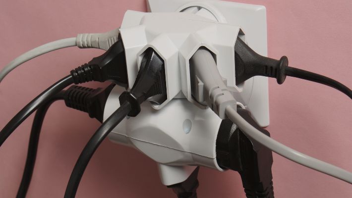 Diverse Stecker in Mehrfachstecker