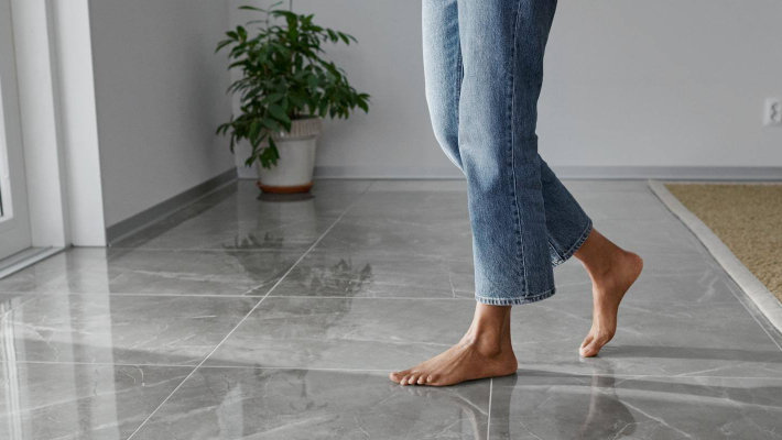 Füße auf Fliesenboden