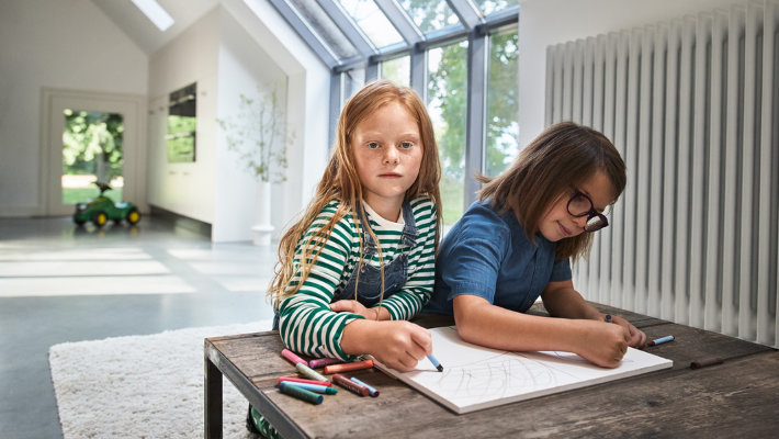 2 Kinder malen am Tisch