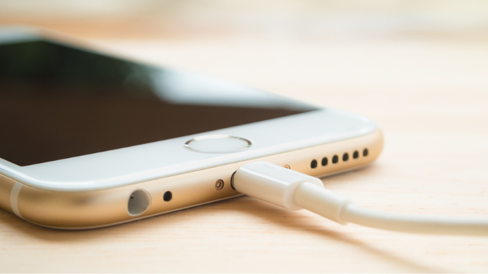 Smartphone am Ladekabel