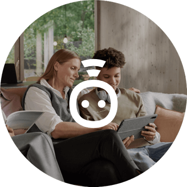 Frau und junge schauen auf Tablet