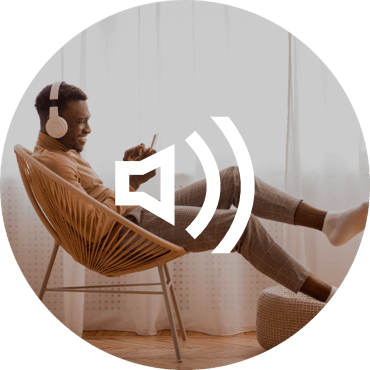 Mann auf Stuhl sitzend mit Kopfhörern