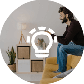 Mann schaut sitzend auf Smartphone