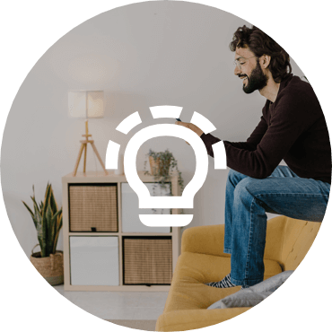 Mann schaut sitzend auf Smartphone