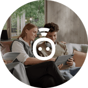 Frau und Junge schauen auf Tablet