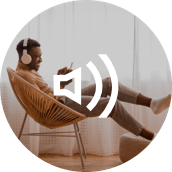 Mann auf Stuhl sitzend mit Kopfhörern