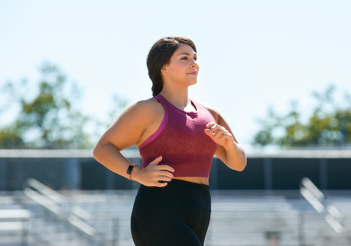 Frau läuft mit FitBit Inspire am Handgelenk