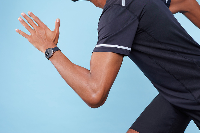 Mann rennt mit Fitness-Tracker am Handgelenk