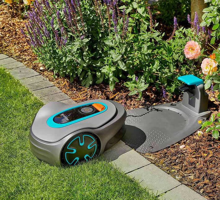 Mähroboter fährt in Ladestation