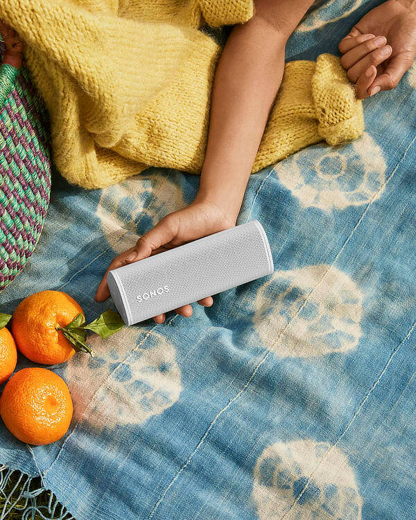 Hände auf Decke halten WLAN-Lautsprecher Sonos Roam