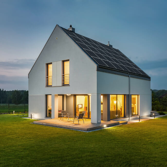 Modernes Haus in der Abenddämmerung erleuchtet