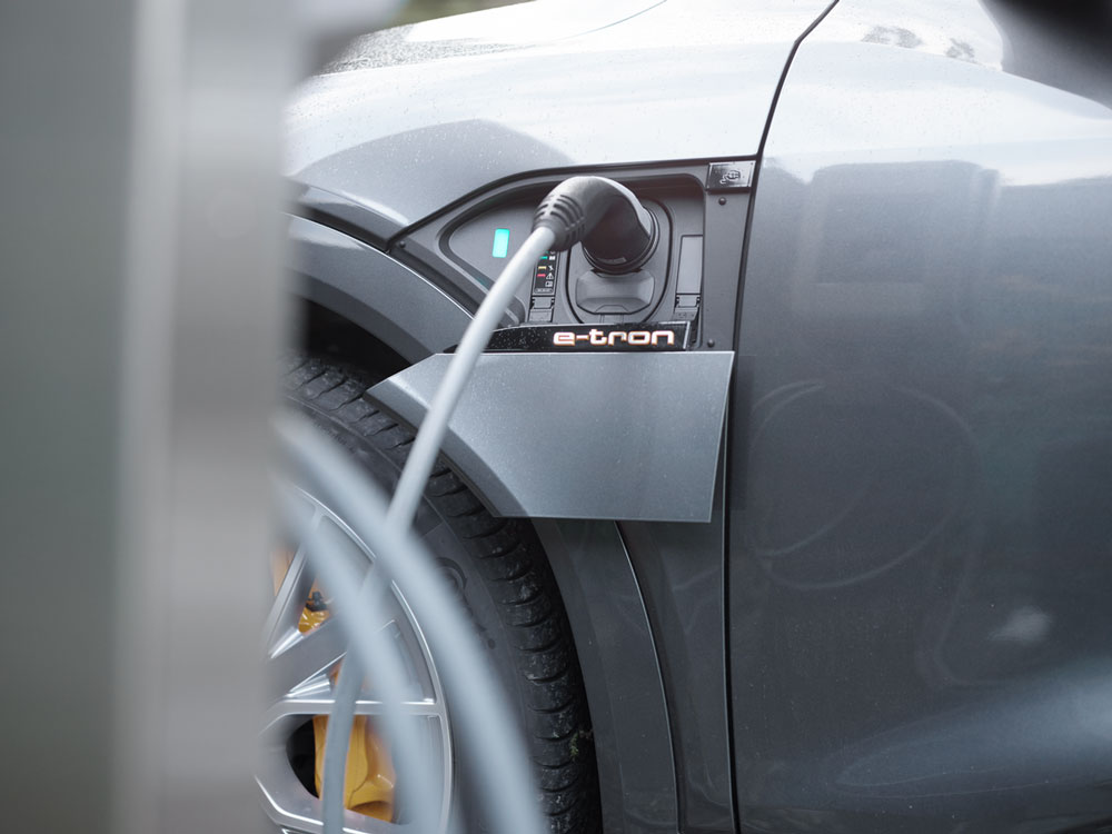 Nahaufnahme von Ladestecker am E-Auto