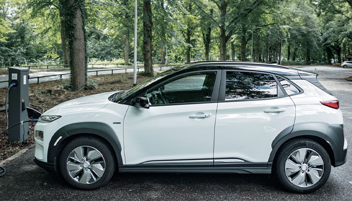 E-Auto wird an einer öffentlicher Ladessäule geladen