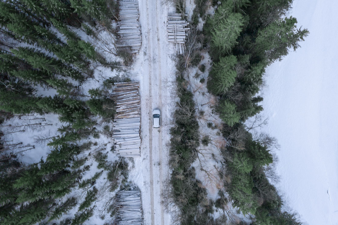 E-Auto richtig laden in Winterlandschaft Vogelperspektive