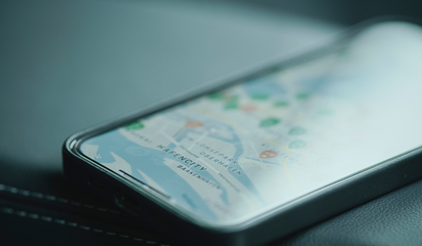 E-Auto richtig laden Nahaufnahme Smartphone mit Ladeapp